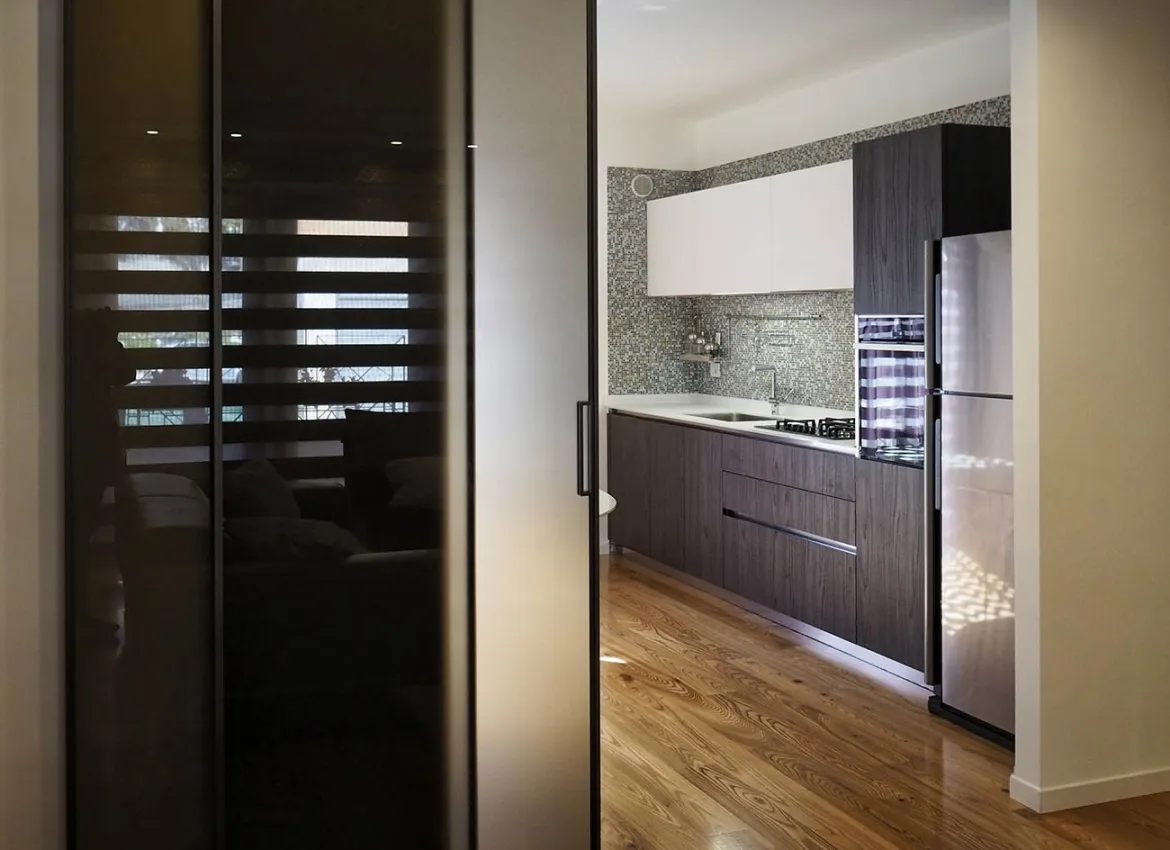 Equilibrio tra Acciaio e Calore: Restyling Contemporaneo di una Residenza Privata